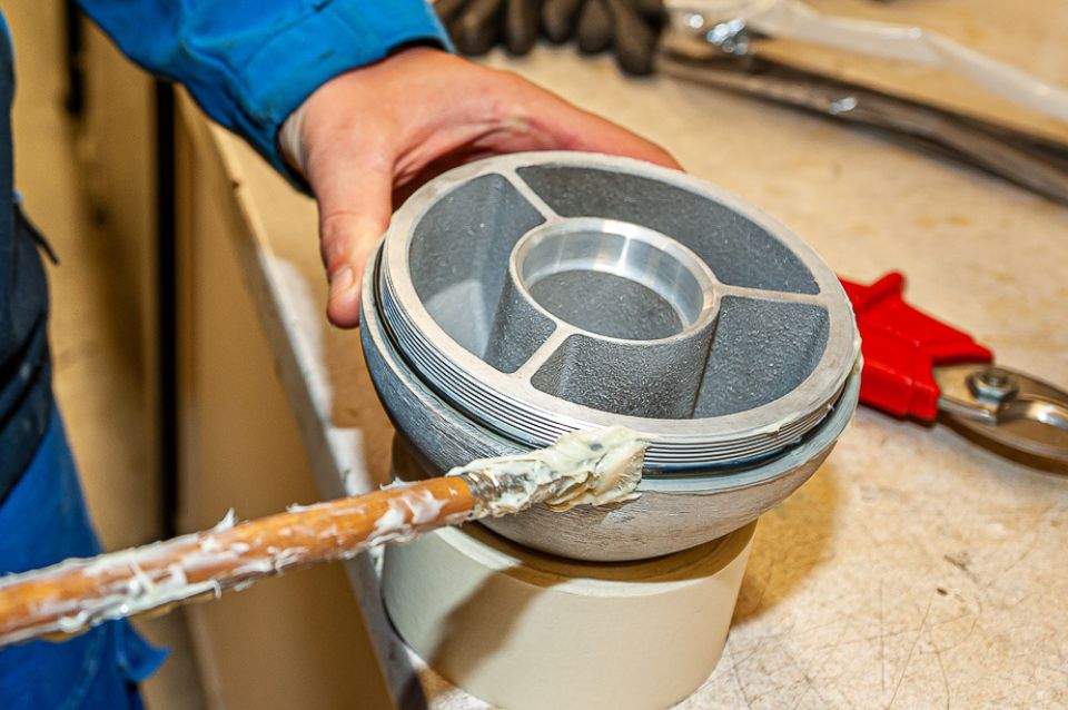 Motor Cover Greasing 2 ©Clemens G. Schildberger